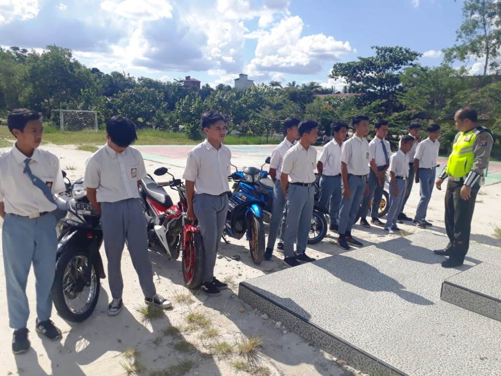 Polres Gumas Amankan Puluhan Siswa Lakukan Aksi Balapan Liar Polres Gumas Amankan Puluhan Siswa Lakukan Aksi Balapan Liar