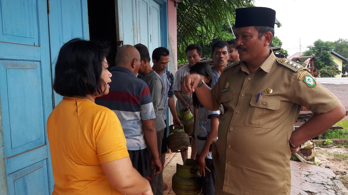 Camat Parenggean Sidak Gas LPG Di Pangkalan