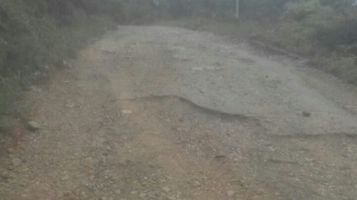 Jalan Desa Runggu Raya Butuh Perbaikan