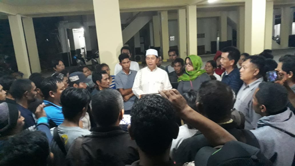 Bupati Barito Utara Kunjungi Puluhan Karyawan PT BAK Yang Menginap Di Gedung DPRD Barut