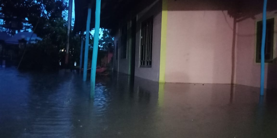Hujan Deras Mengguyur Palangka Raya, Air Meluap Merembes Rumah Warga