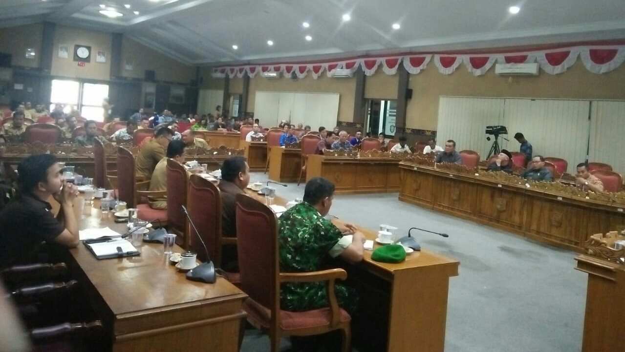 Warga Tiga Desa Padati Gedung Dewan Saat RDP Bahas CSR Dan Plasma