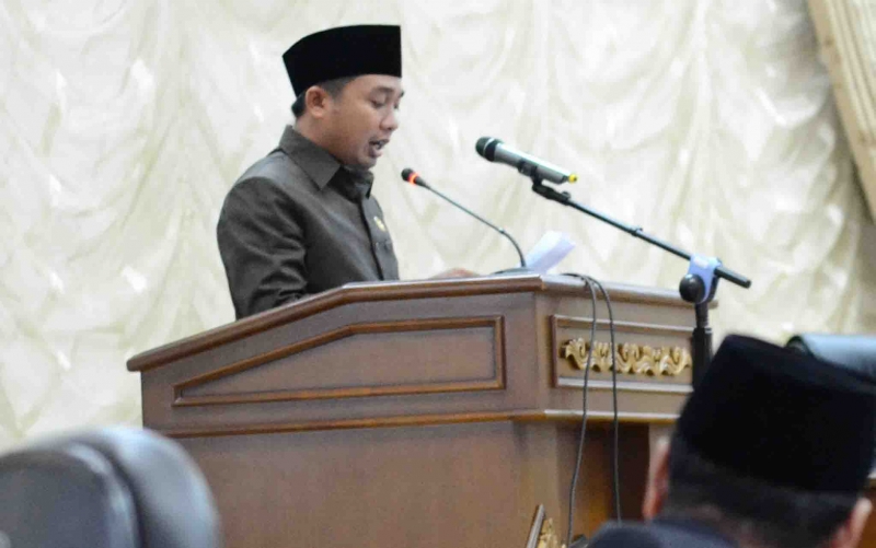 Raperda Retribusi Perpanjangan Tenaga Kerja Asing Disetujui Raperda Retribusi Perpanjangan Tenaga Kerja Asing Disetujui