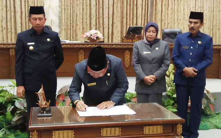 Perda Retribusi Perpanjangan Izin Tenaga Kerja Asing (TKA) Disetujui Perda Retribusi Perpanjangan Izin Tenaga Kerja Asing (TKA) Disetujui