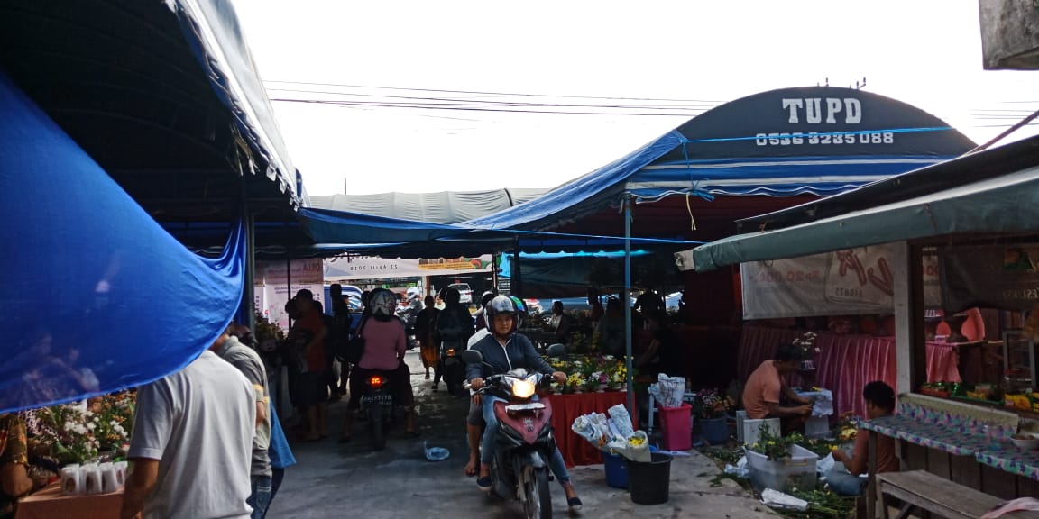 Penjual Bunga dan Lilin Paskah Raup Keuntungan