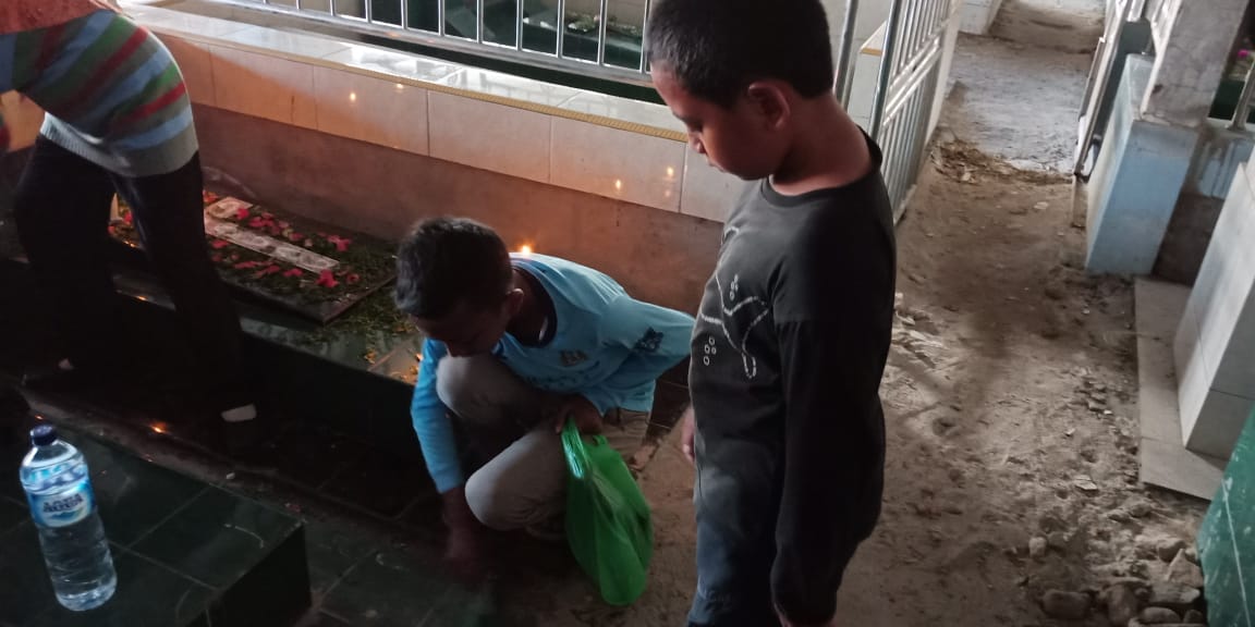 Mengais Rezeki Membersihkan Makam Saat Paskah