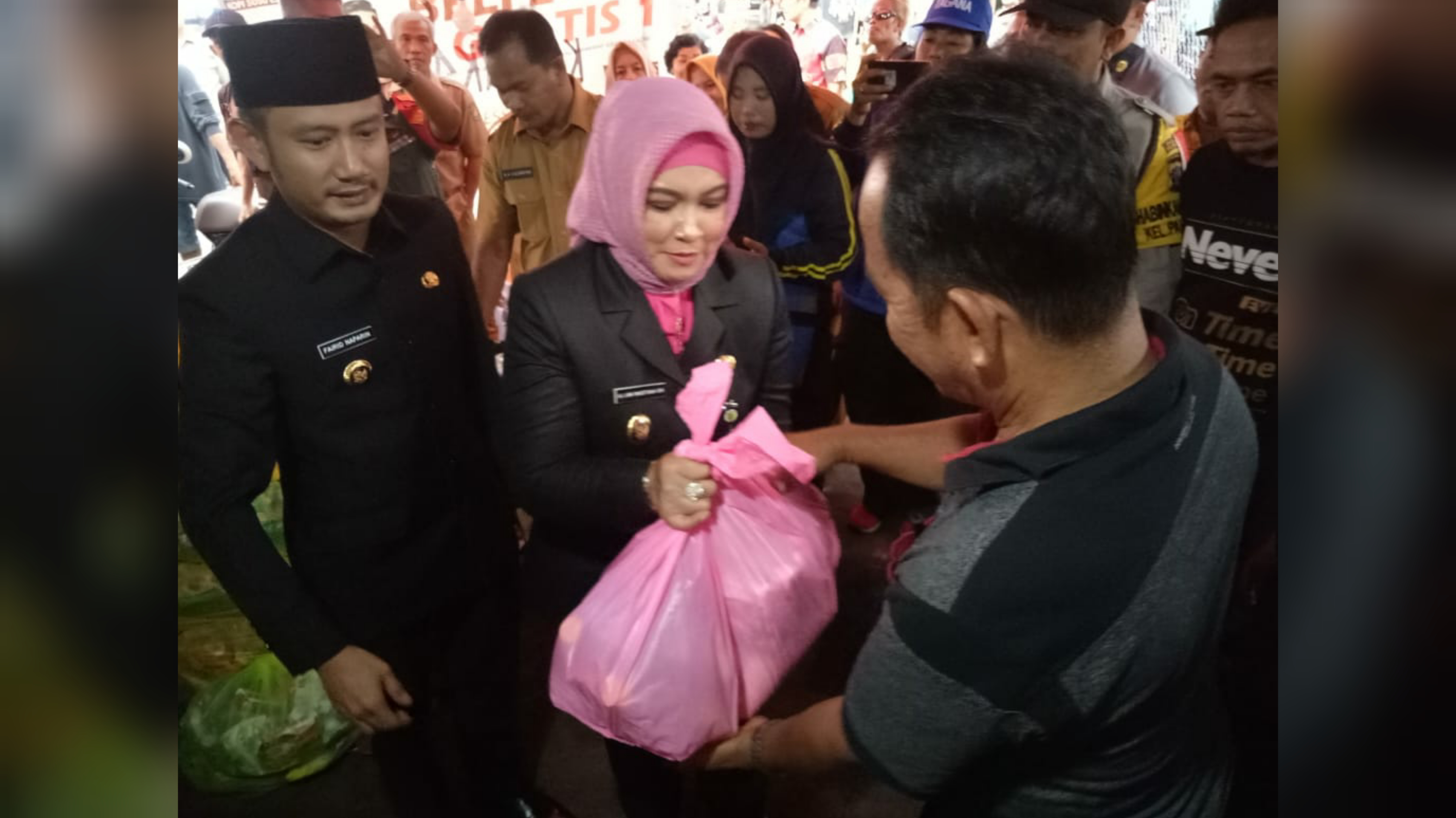 Wali Kota Bersama Wakil Wali Kota Meninjau Lokasi Kebakaran Dan Serahkan Bantuan Paket Sembako