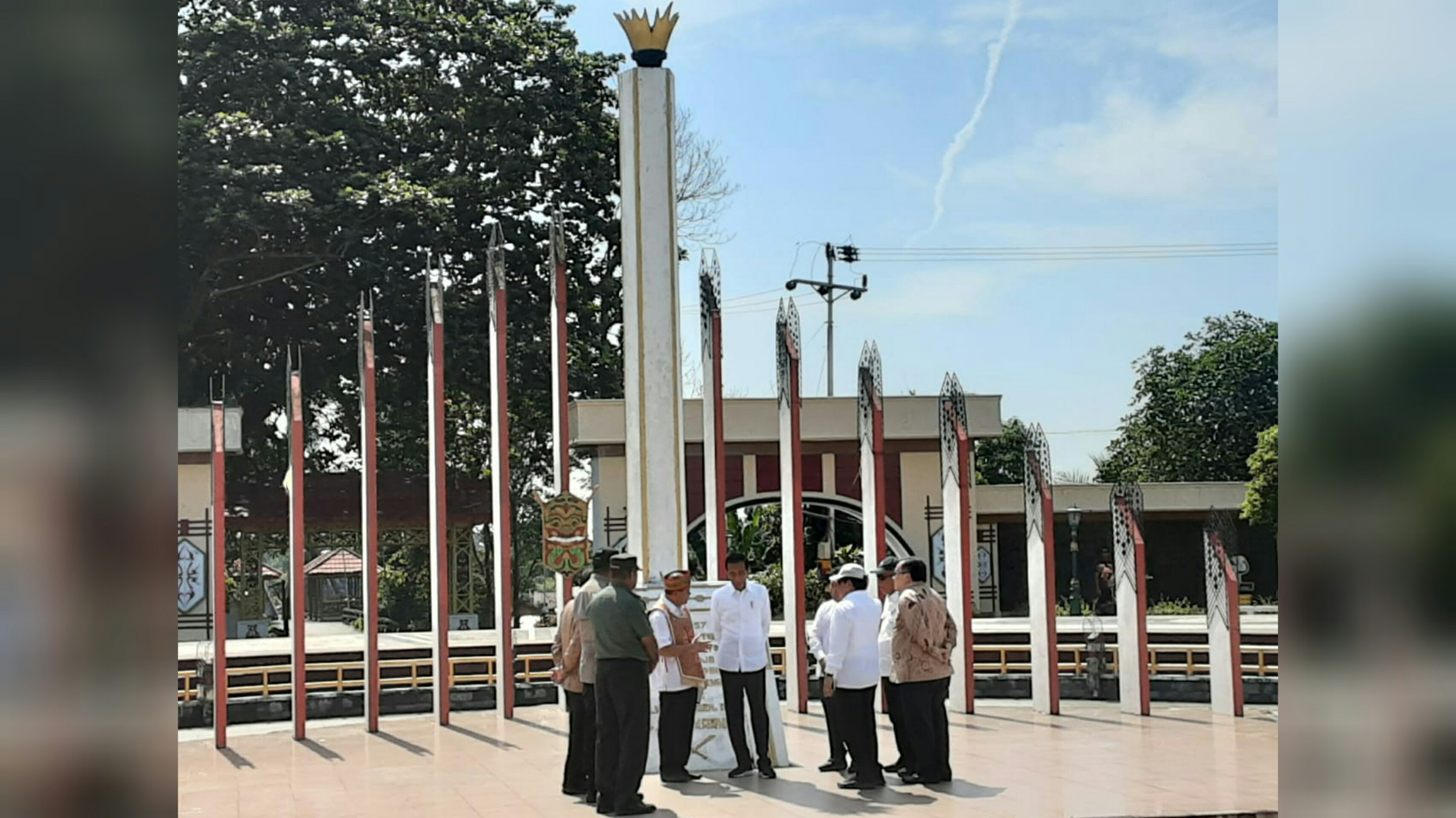 Jokowi Kunjungi Tugu Soekarno