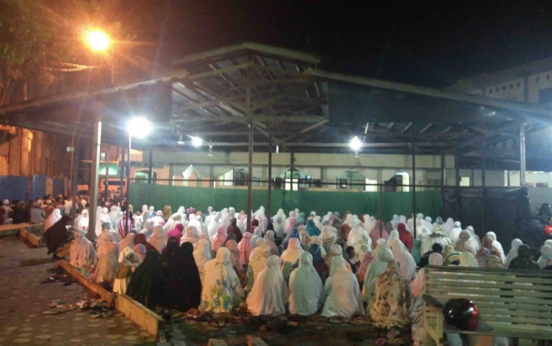 Umat Muslim Sampit Padati Sejumlah Masjid di Malam Pertama Salat Tarawih Umat Muslim Sampit Padati Sejumlah Masjid di Malam Pertama Salat Tarawih