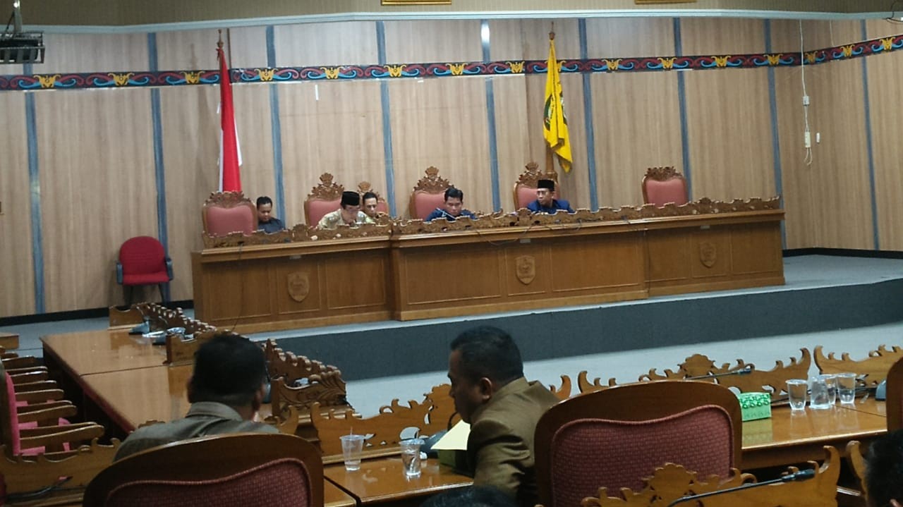 Rapat Dewan Molor Satu Jam