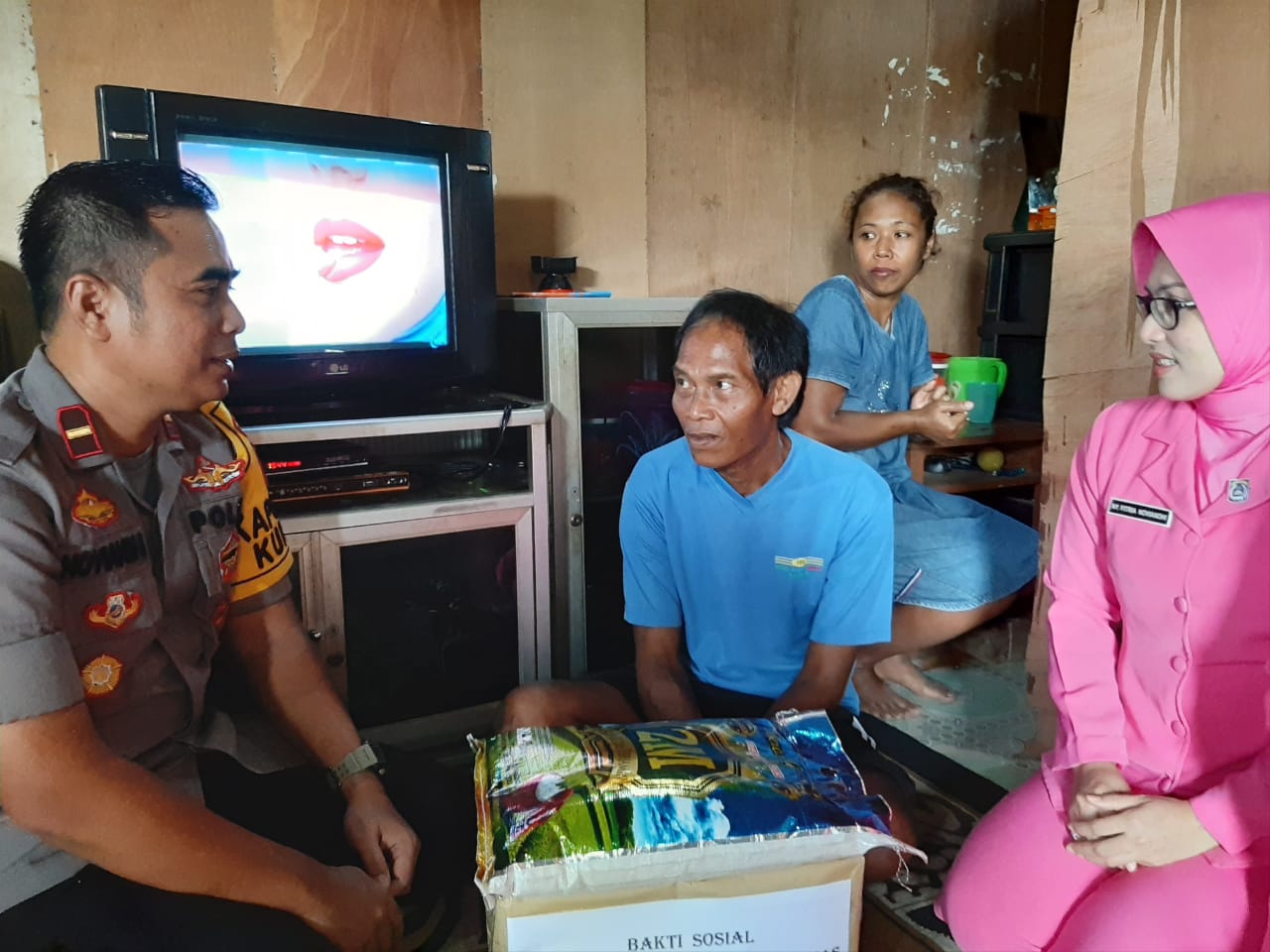 Jelang HUT Polri, Polsek Kurun Bagikan Sembako Kepada Warga Pra Sejahtera