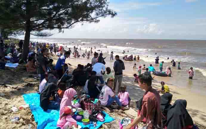 Meski Jalan Rusak Parah, Ujung Pandaran Tetap Ramai Dikunjungi