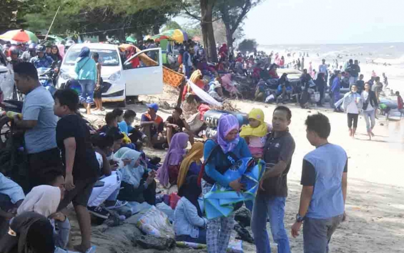 Ribuan Wisatawan Kunjungi Pantai Ujung Pandaran