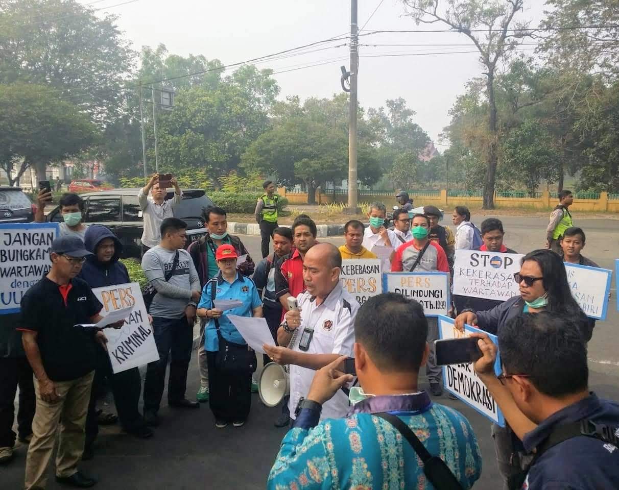 Aksi Solidaritas, Puluhan Wartawan Kalteng Kepung PN Palangka Raya