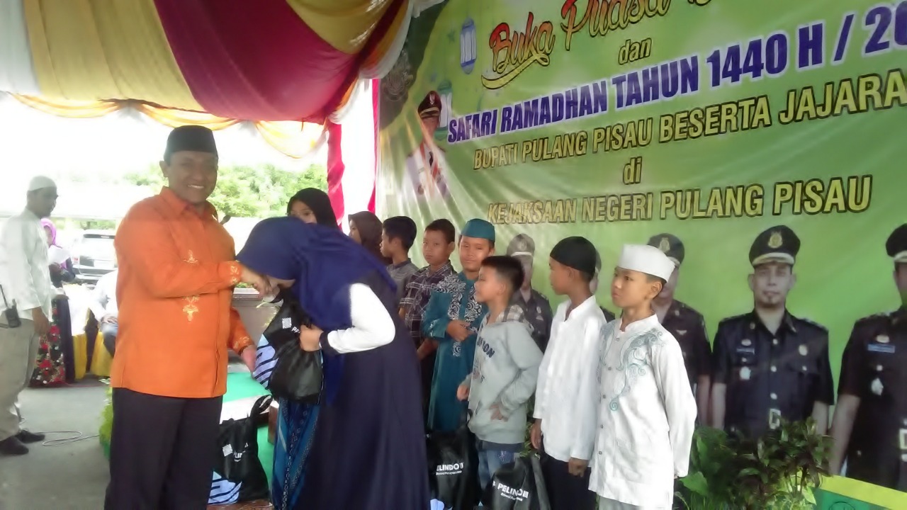 Bupati Ajak Masyarakat Bersatu Membangun Daerah Bupati Ajak Masyarakat Bersatu Membangun Daerah