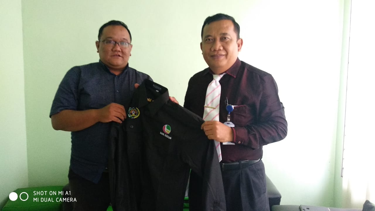 Hore, PWI Gumas Punya Seragam Baru