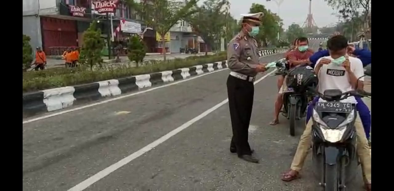 Satlantas Gumas Bagikan Masker Hingga  Sosialisasikan Kamseltibcar