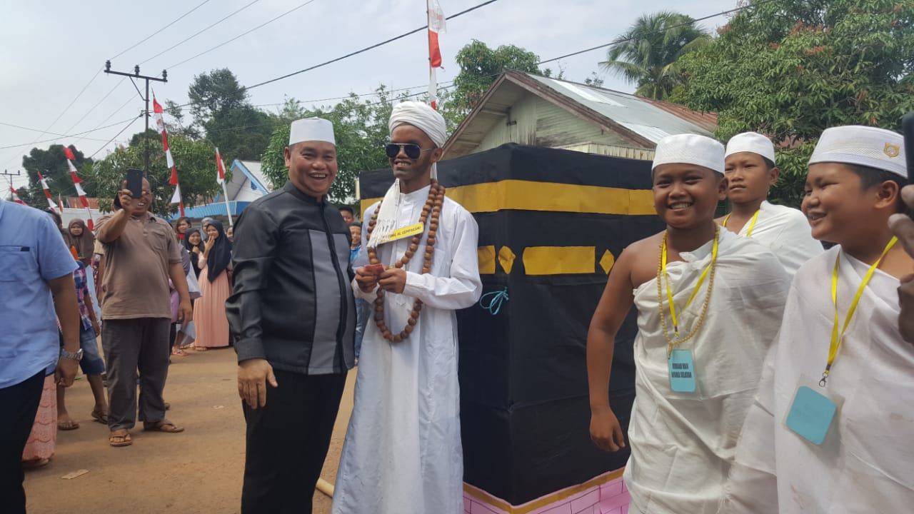 Peserta Mirip Habib Dapat Hadiah dari Sekda Peserta Mirip Habib Dapat Hadiah dari Sekda