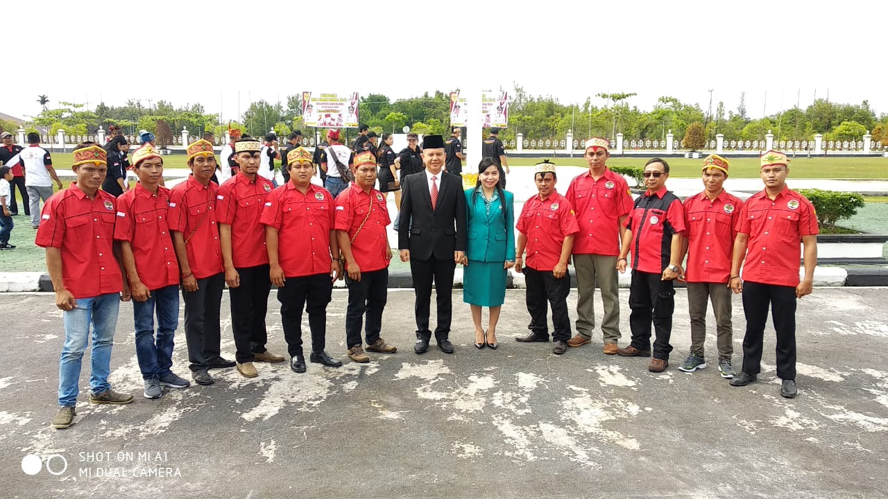 Usai Pimpin Upacara, Jaya S. Monong Jadi Target Foto Bareng