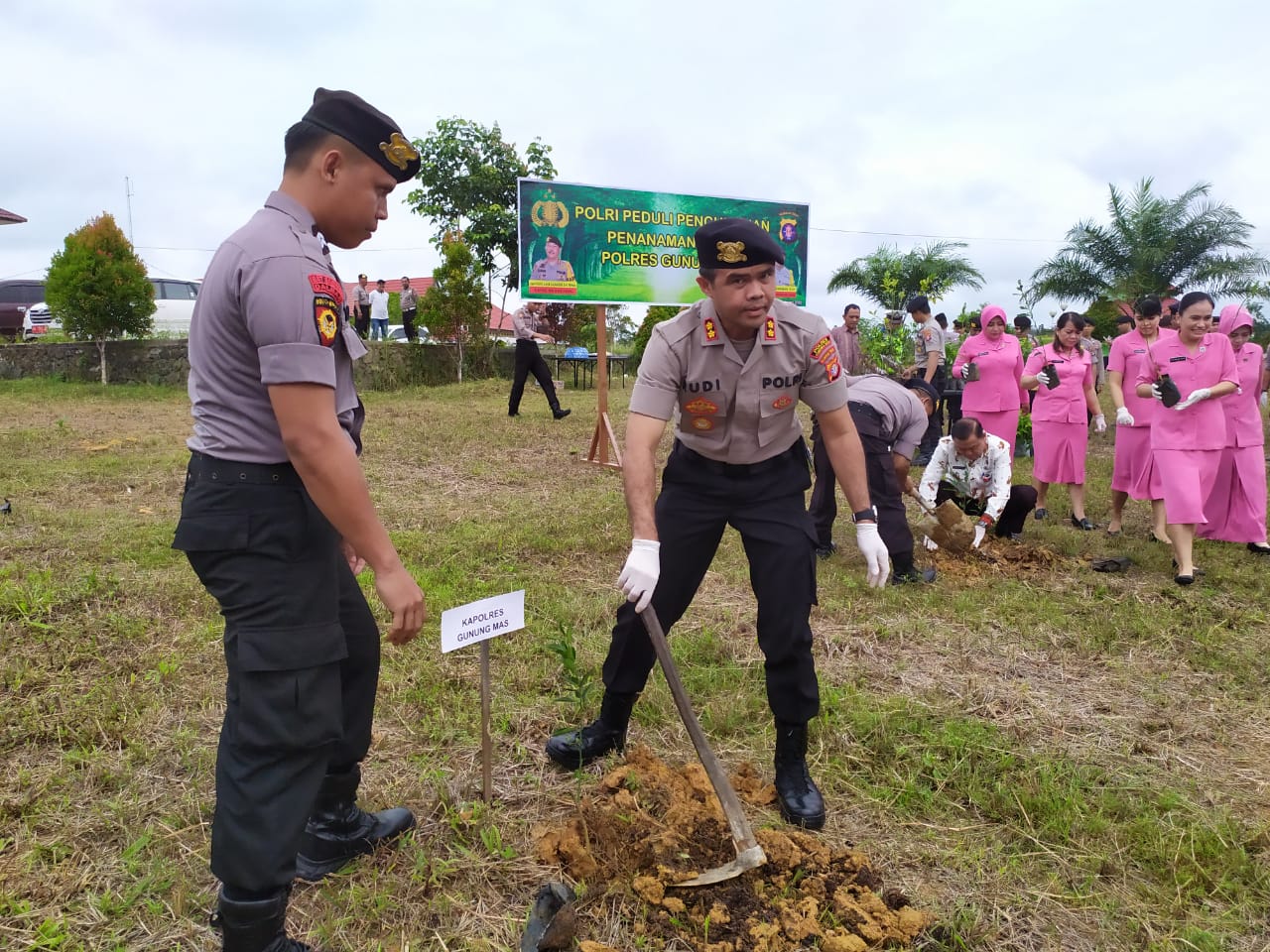 Polres Gunung Mas Tanam Ribuan Bibit Pohon