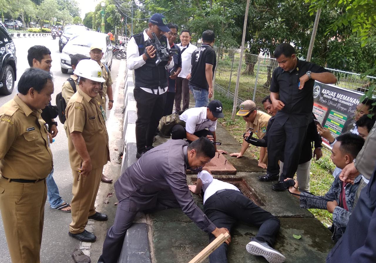 Pastikan Lingkungan Bersih, Bupati Ini Masuk Gorong-gorong dan Kolong Jembatan