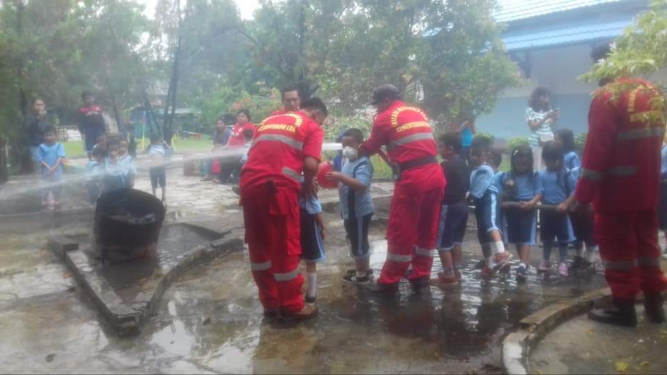 Anggota Damkar Perkenalkan APAR Sejak Dini