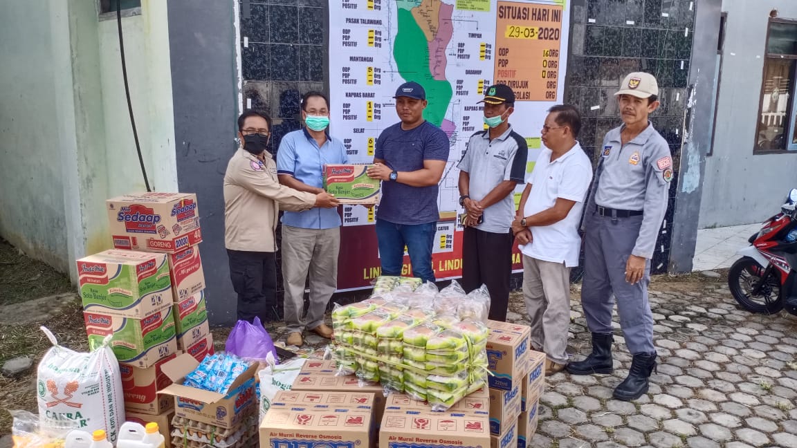 Sebagai Bentuk Dukungan, Warga Kapuas Bantu Posko Covid-19