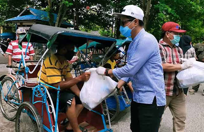 Bagikan 1.500 Paket Sembako untuk Warga Terdampak