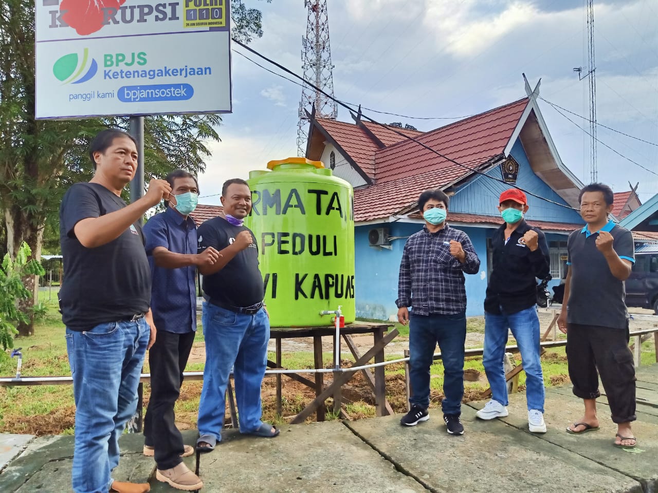 Cegah Covid-19, PWI Kapuas dan Permata Inn Sediakan Fasilitas Cuci Tangan Cegah Covid-19, PWI Kapuas dan Permata Inn Sediakan Fasilitas Cuci Tangan