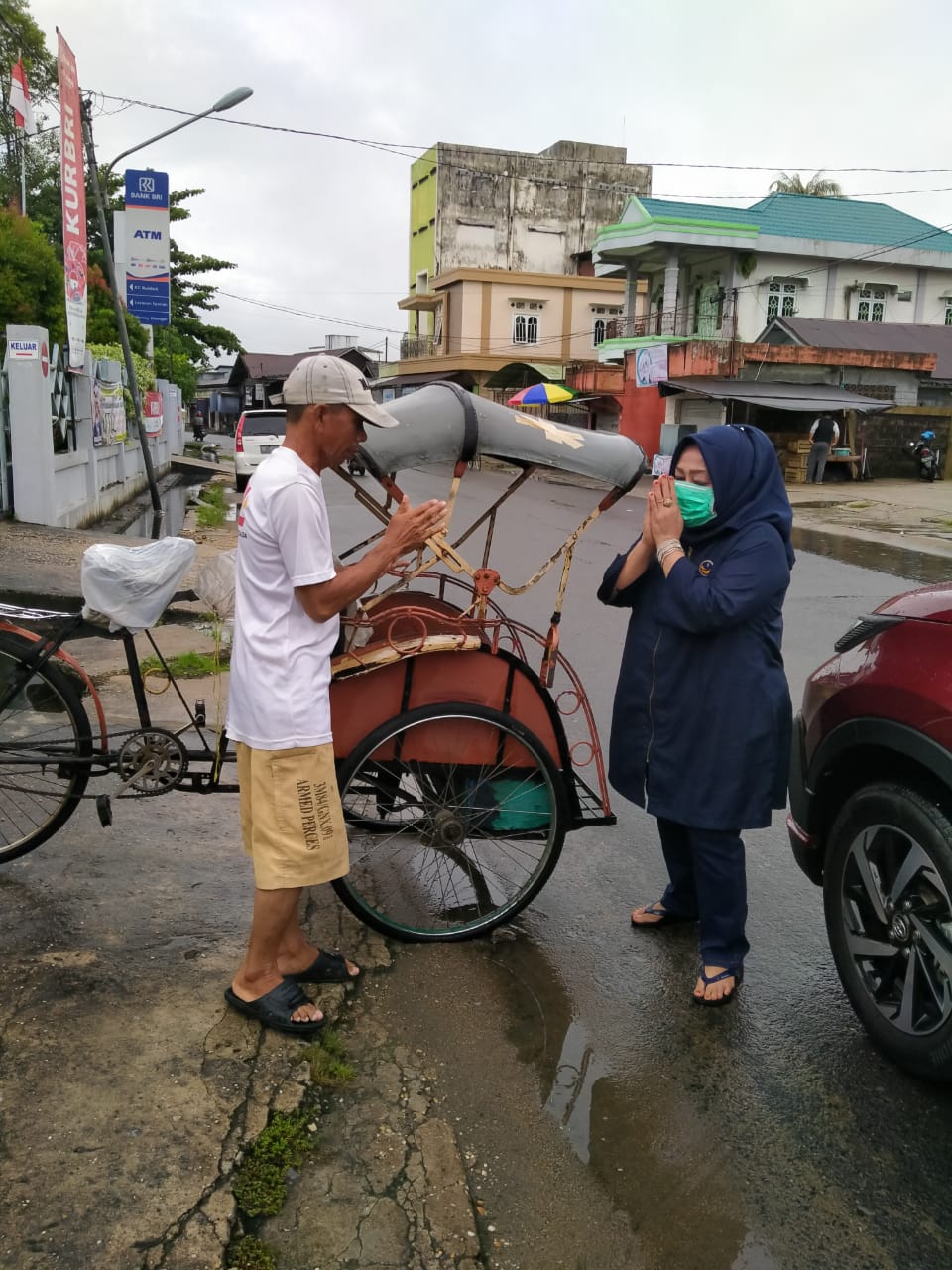 Prihatin Terhadap Warga Terdampak Covid-19, Rusinah Bagi-Bagi Beras