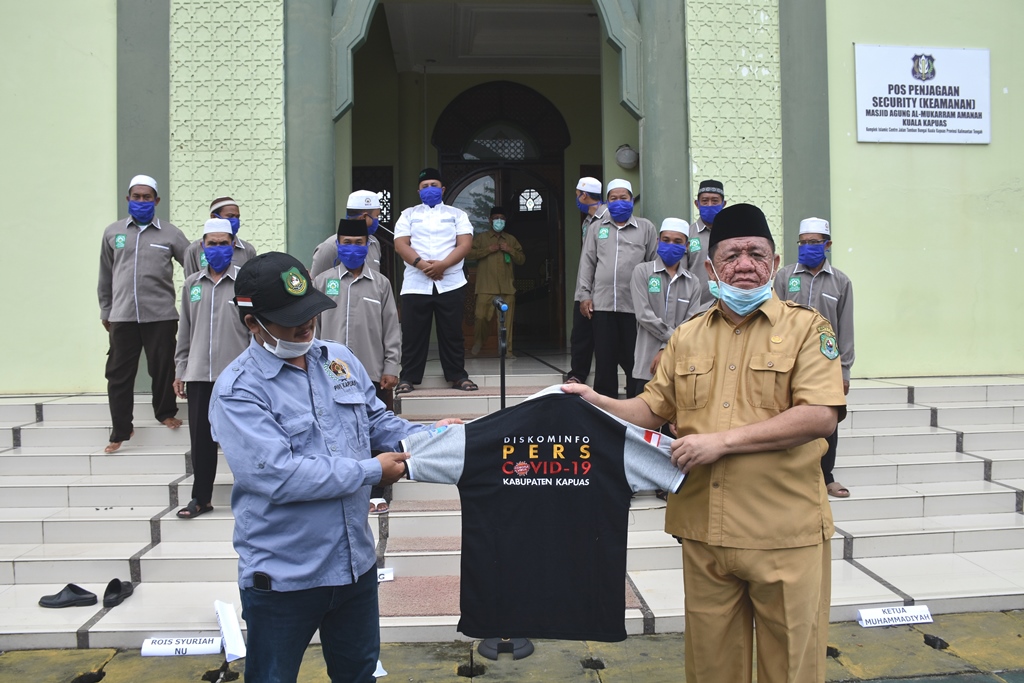 Berperan Edukasi Masyarakat Terkait Covid-19, Wartawan Kapuas Diganjar Penghargaan