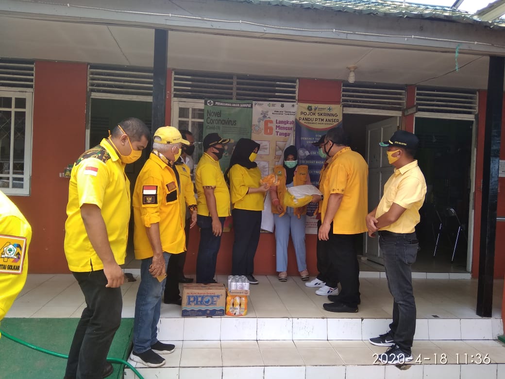 Fraksi dan DPD Golkar Bagikan APD Gratis di Beberapa Puskesmas