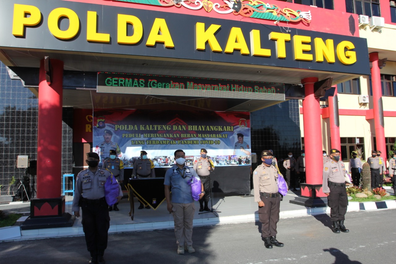 Polda Kalteng dan Bhayangkari Serahkan 1.000 Paket Sembako