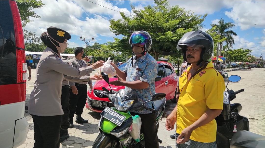 Ringankan Beban Warga Terdampak Covid-19, Polres Gumas Salurkan Bantuan