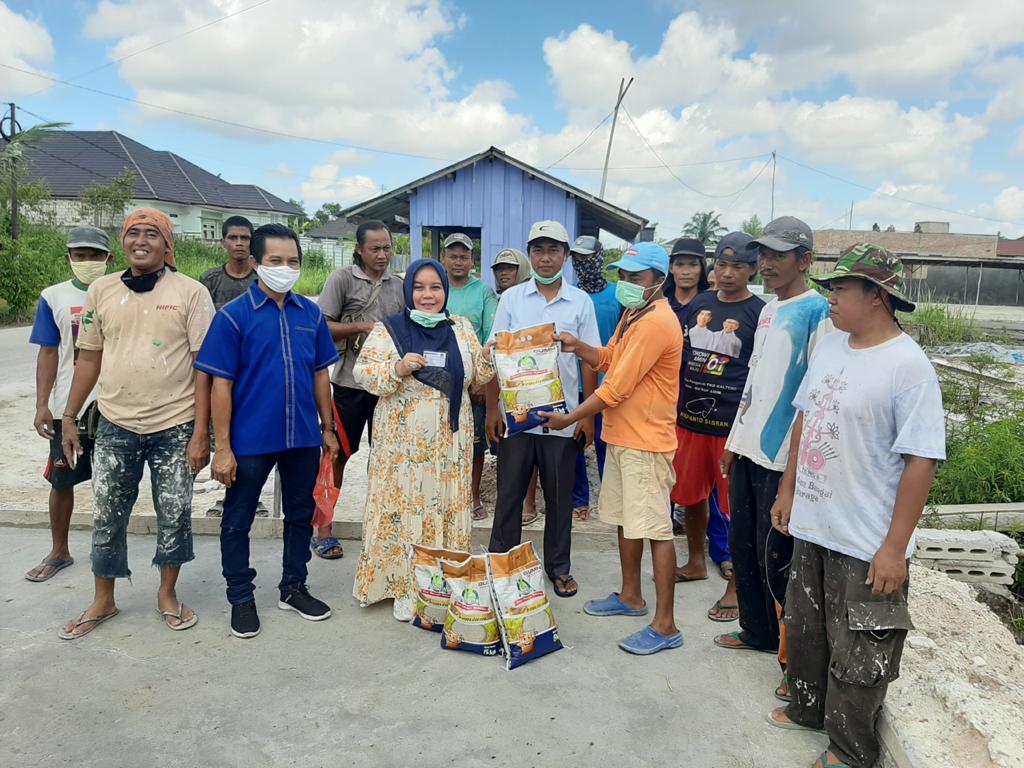 Giliran Para Tukang Terima Bantuan DPW NasDem