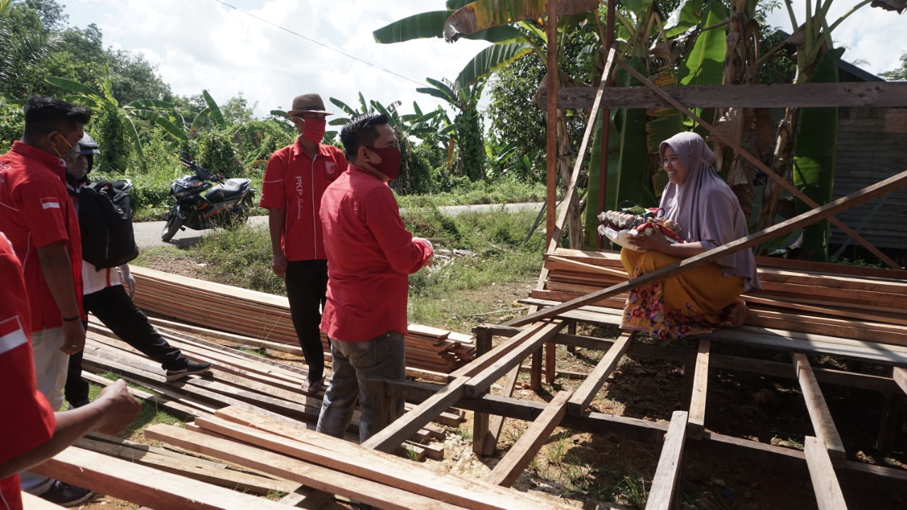 Bentuk Kepedulian Partai, Warga Terdampak Covid-19 Terima Bantuan