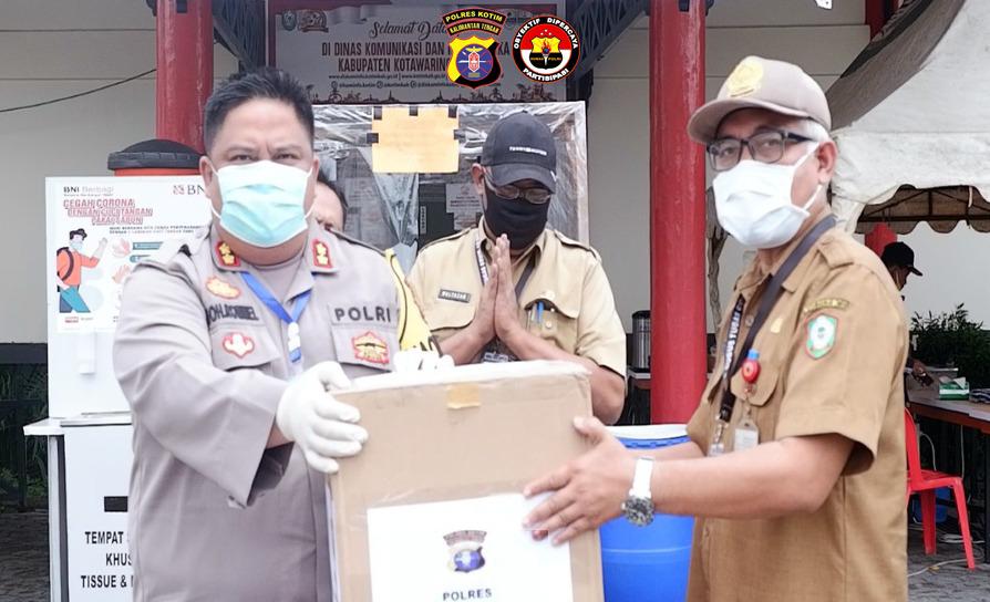 Tim Medis Terima Bantuan Face Shield dari Kapolres