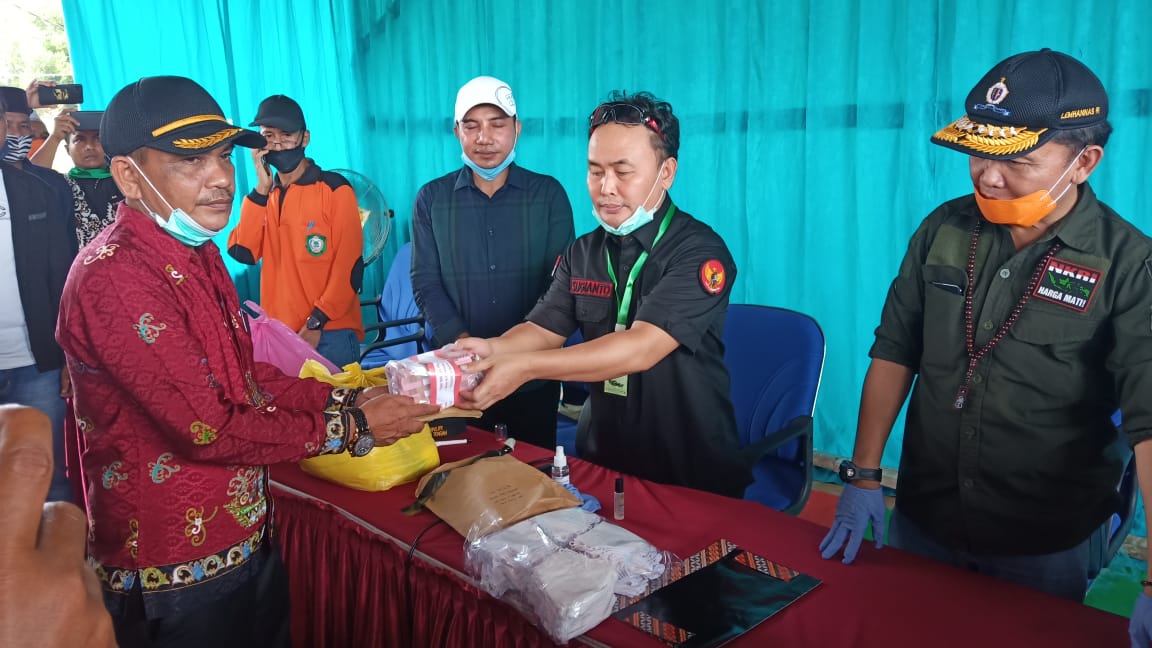Gubernur Bagian Puluhan Ribu Masker di Kotim