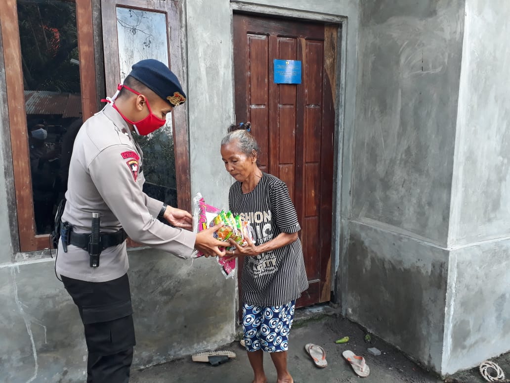 Polri Bagi Bantuan Sembako di Pasir Panjang