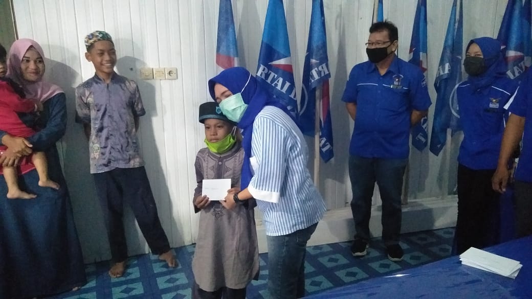 Idariani Salurkan Zakat Kepada Anak Yatim dan Piatu