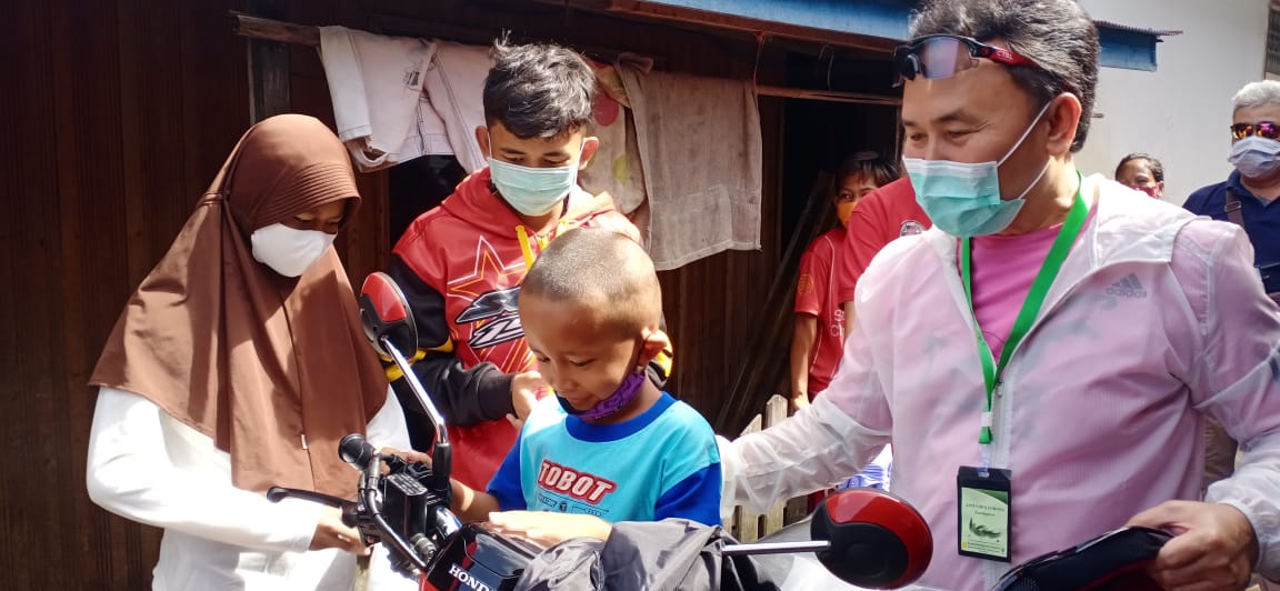Gubernur Hadiahi Tiga Yatim Piatu Sepeda Motor