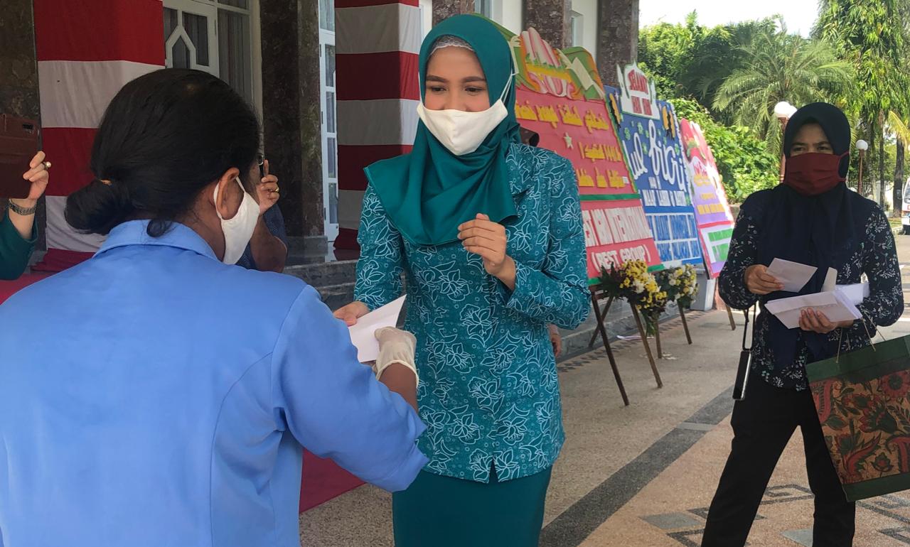 Ketua PKK Provinsi Berikan Kepada Cleaning Servis Kantor Pemprov
