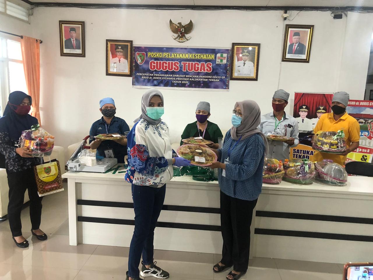 Peduli Tim Medis, Ketua TP-PKK Kalteng Berikan Bantuan