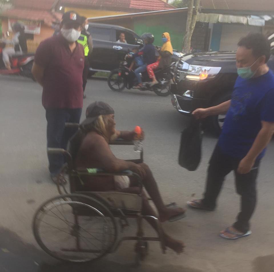 Berkah Idul Fitri, Warga Berkursi Roda Dapat Rp15 juta dari Gubernur Sugianto Berkah Idul Fitri, Warga Berkursi Roda Dapat Rp15 juta dari Gubernur Sugianto