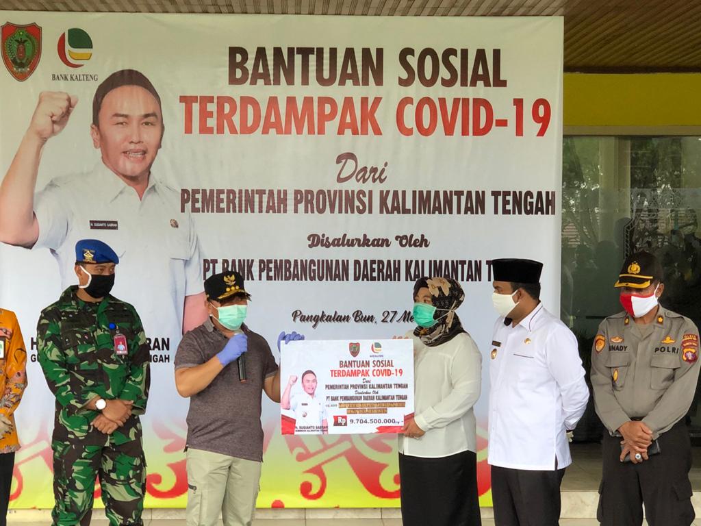 Gubernur Sugianto Serahkan BLT kepada 19 Ribu Warga Kobar Gubernur Sugianto Serahkan BLT kepada 19 Ribu Warga Kobar