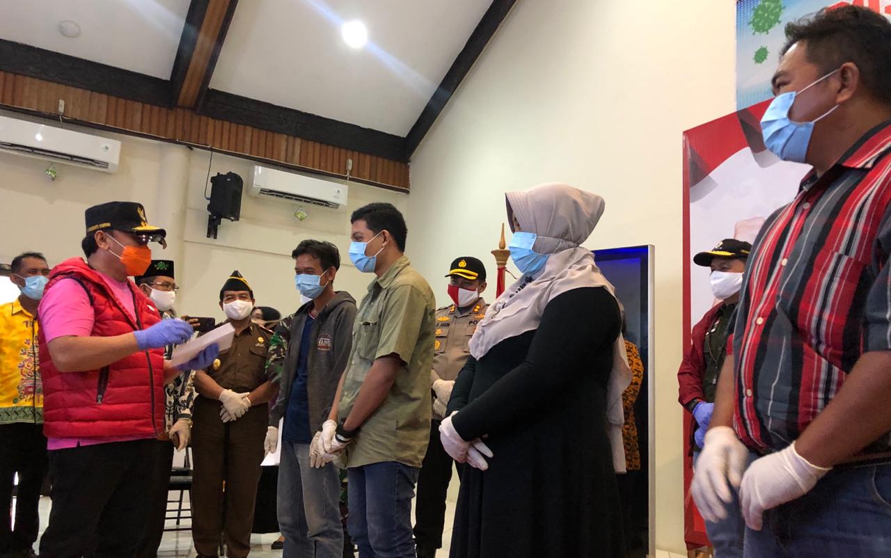 Gubernur Serahkan Langsung BLT Pemprov Kalteng untuk Kotim