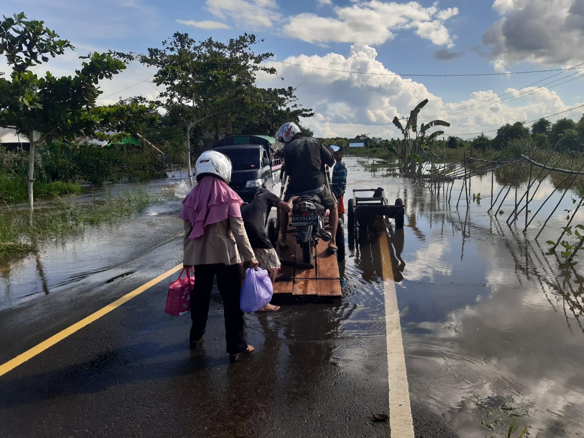 Sungai Barito Meluap Hingga Rendam Jalan Raya di Barsel