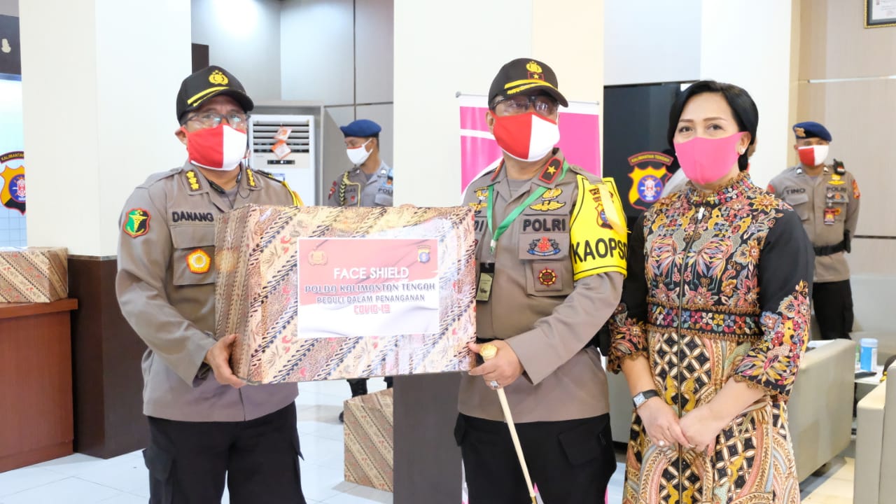 Bhayangkari Donasikan 250 APD Kepada Tenaga Medis Polri