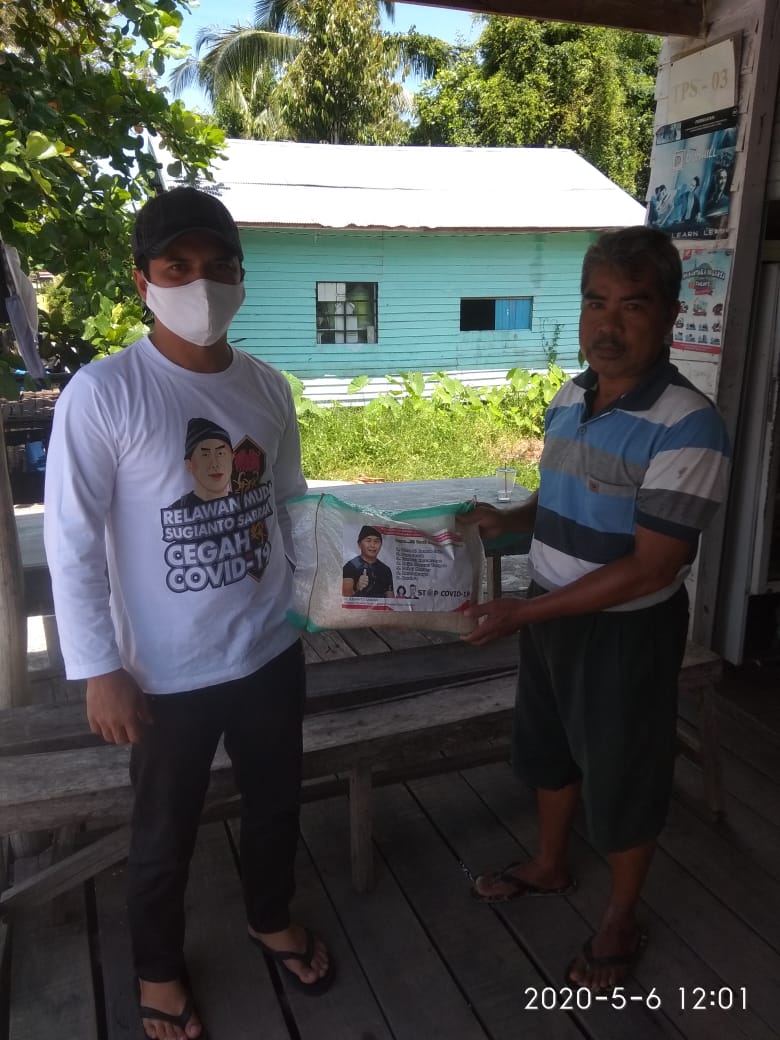 Warga Selat Terima Bantuan Sugianto dan Agustiar Sabran