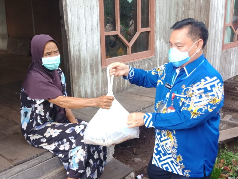 Sekda Bagikan Ikan Segar ke Masyarakat